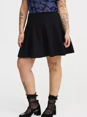 Torrid Black Pleated Mini Skirt Size 18 NWT Stretch Twill Side Zip